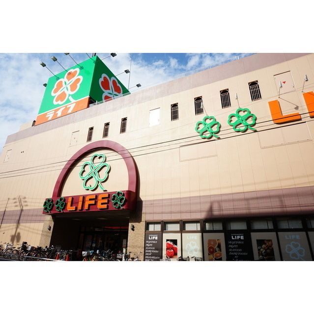 近くにスーパー『ライフ経堂店』約113mあり
