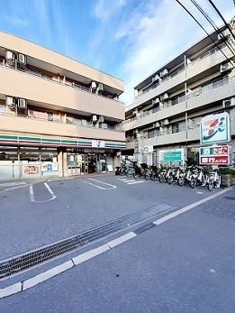 近くのセブンイレブン高島平８丁目店まで230m（徒歩3分）