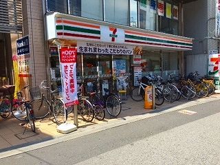 近くにコンビニ(物件から50m、約徒歩1分)あり