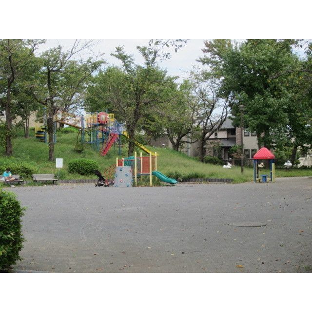 近くに稲荷谷公園あり