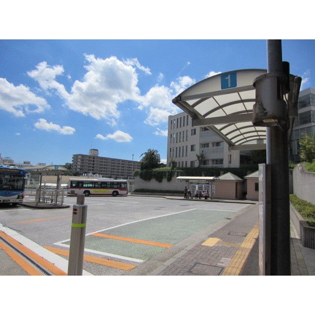 近くにバス・タクシーロータリー（駅横）あり