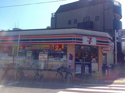近くに物件から200m、徒歩３分あり