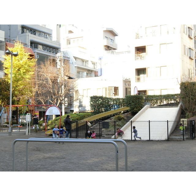近くに児童公園あり