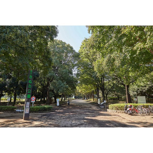 近くに砧公園(2130m)あり