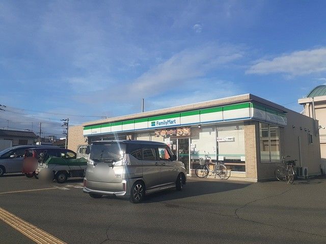 近くのファミリーマートまで1,152m（徒歩15分）