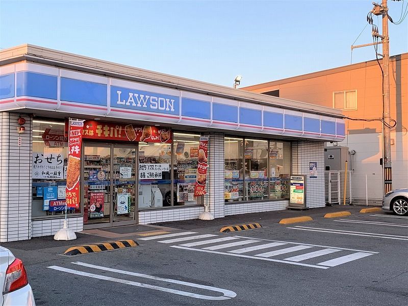 近くに徒歩、約６分。駐車場も広いです。あり