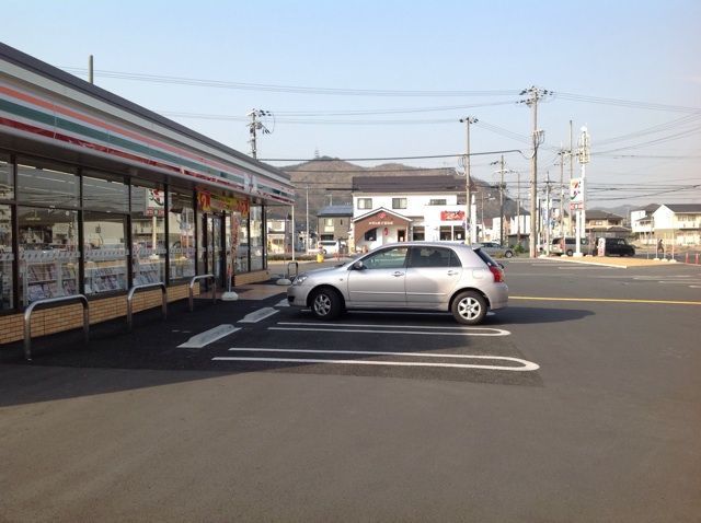 近くにコンビニ　物件から320ｍ（徒歩4分）あり