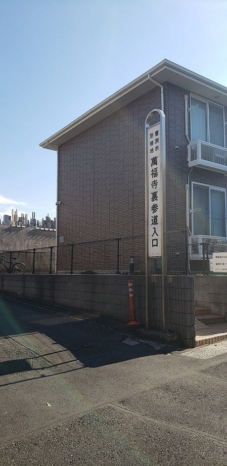 近くに物件裏に寺がありますあり