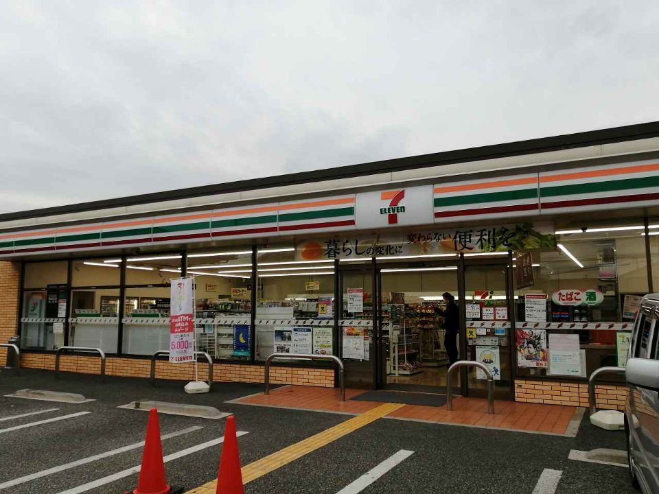 近くにコンビニまで徒歩圏内で便利です。あり