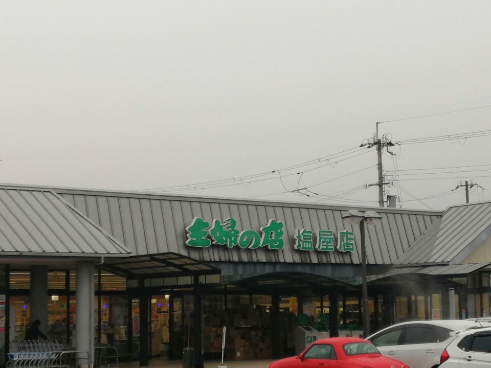近くに徒歩圏内にスーパーがあるので便利です。あり
