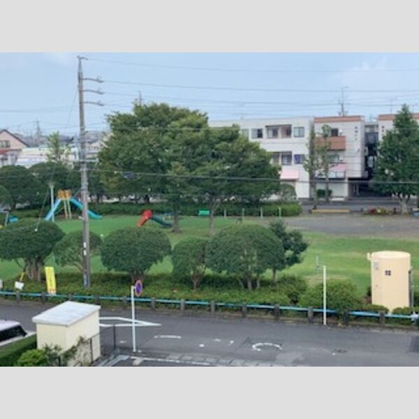 近くにバルコニーからは公園が見えます。あり