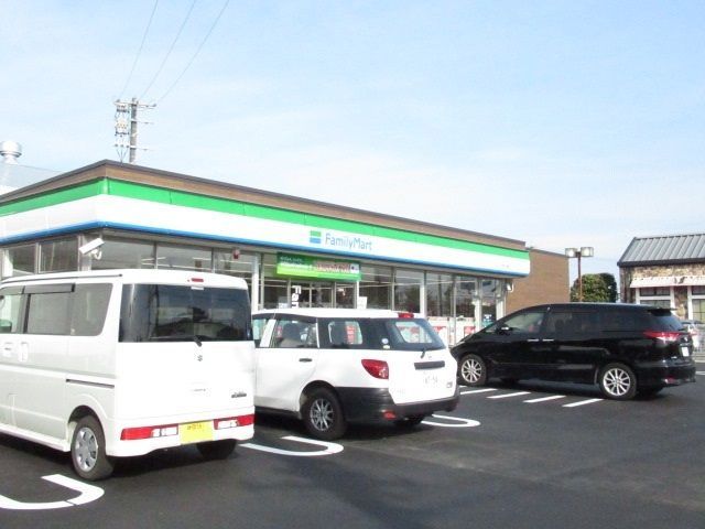 近くのファミリーマート 八楠店まで1,000m(徒歩13分)