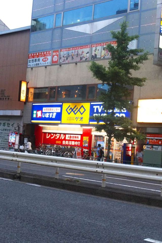 近くにレンタルビデオ屋まで約980ｍ　徒歩約１３分あり
