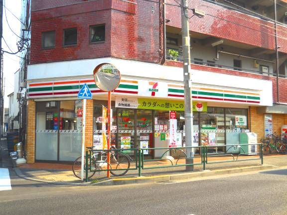 近くにコンビニまで徒歩で約5分あり