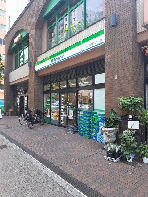 近くのファミリーマートまで244m（徒歩4分）