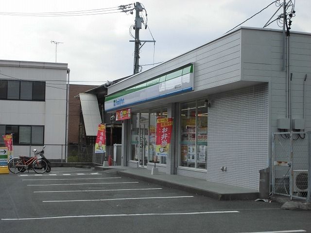 近くのファミリーマートまで700m(徒歩9分)