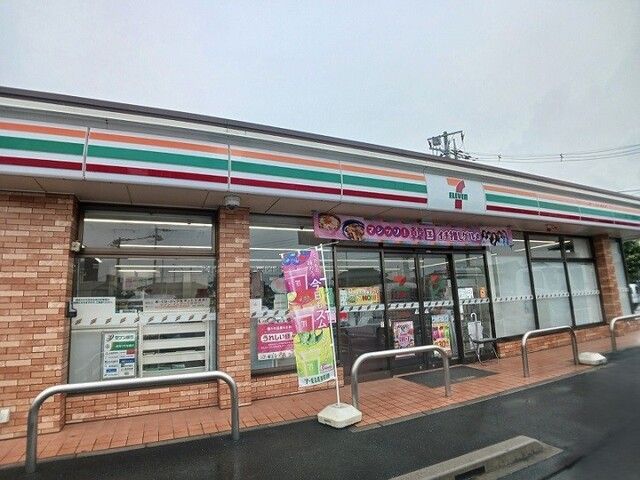 近くのセブンイレブン上尾原市団地店まで180m（徒歩3分）