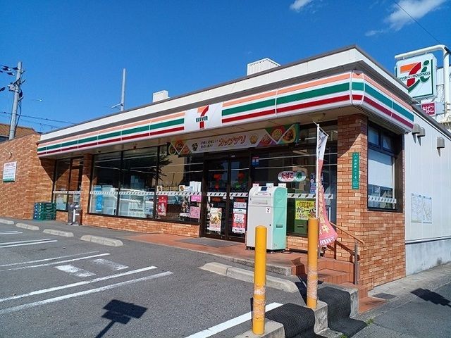 近くのセブンイレブン様まで700m(徒歩9分)