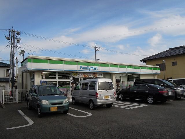 近くのファミリーマートまで750m(徒歩10分)