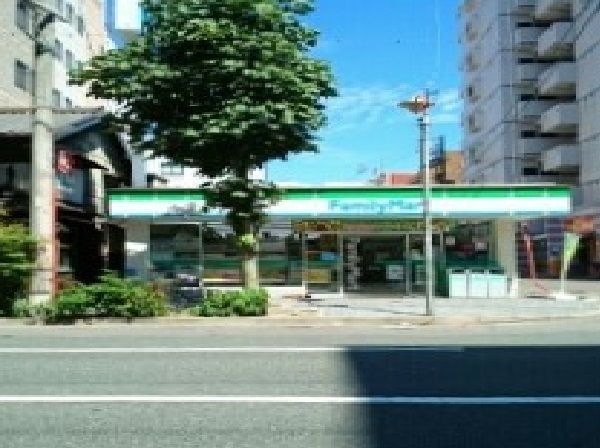 近くのファミリーマートまで90m（徒歩2分）