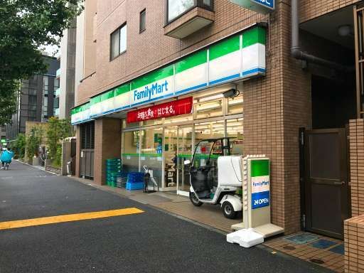 近くにファミリーマートあり