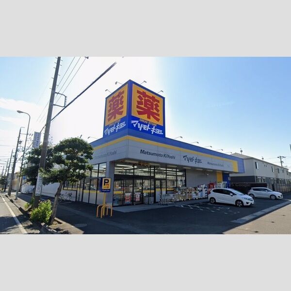 近くにドラッグストア(マツモトキヨシ静岡馬渕店)70mあり