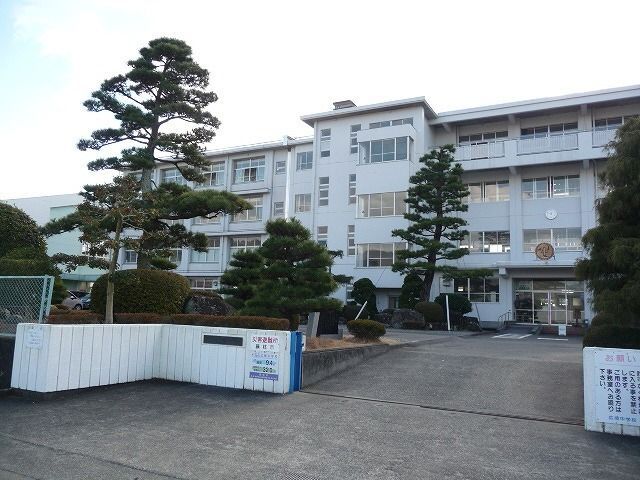 近くの広幡小学校まで1,600m(徒歩20分)
