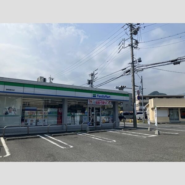 近くにファミリーマート静岡瀬名店 400m 徒歩5分あり
