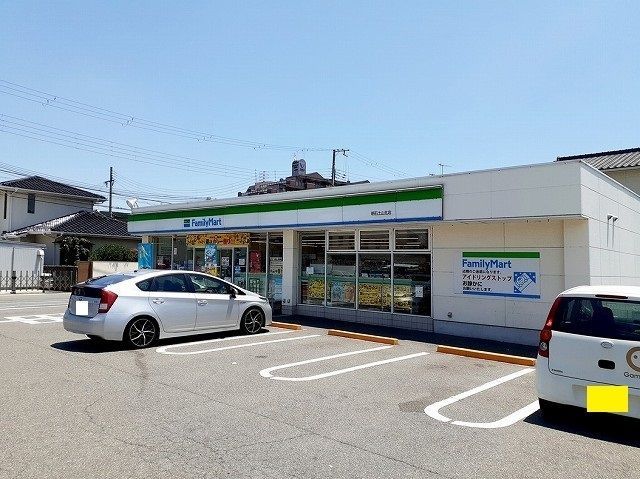 近くのファミリーマート 土山駅前店まで500m(徒歩7分)