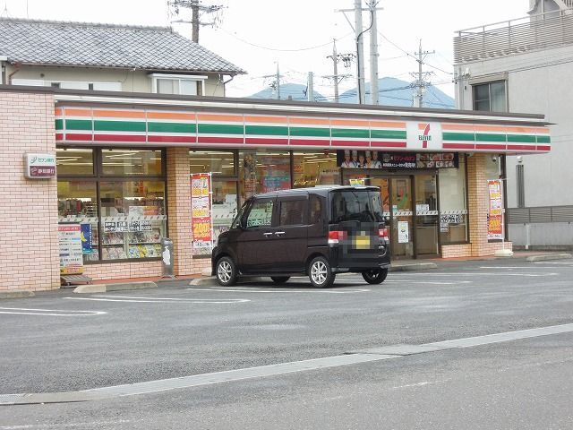 近くのセブンイレブンまで300m(徒歩4分)