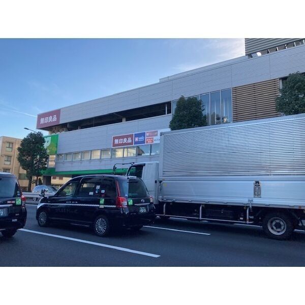 近くに無印良品、薬局等至近。あり