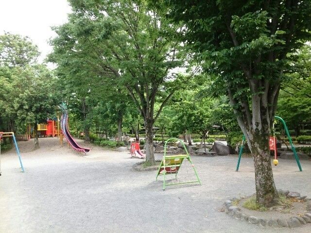 近くの浜川運動公園まで800m(徒歩10分)
