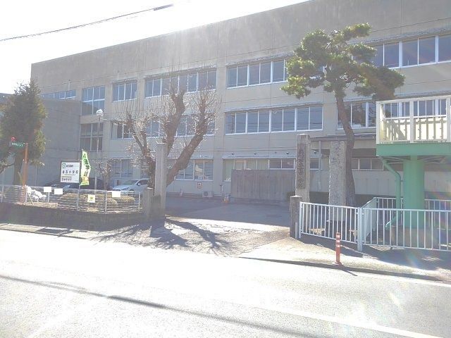 近くの市立金古小学校まで300m(徒歩4分)