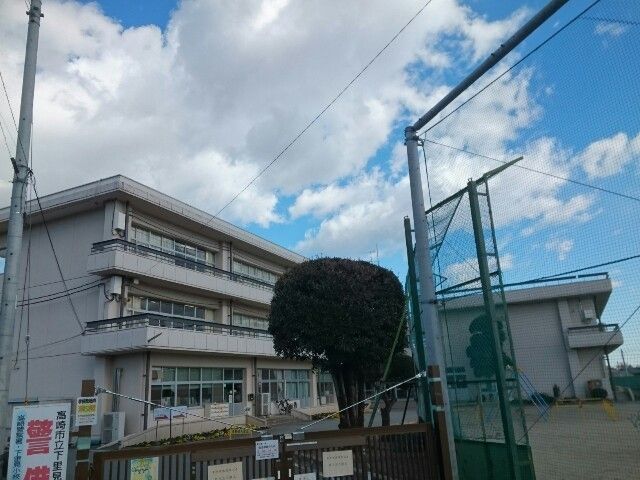 近くの市立下里見小学校まで950m(徒歩12分)