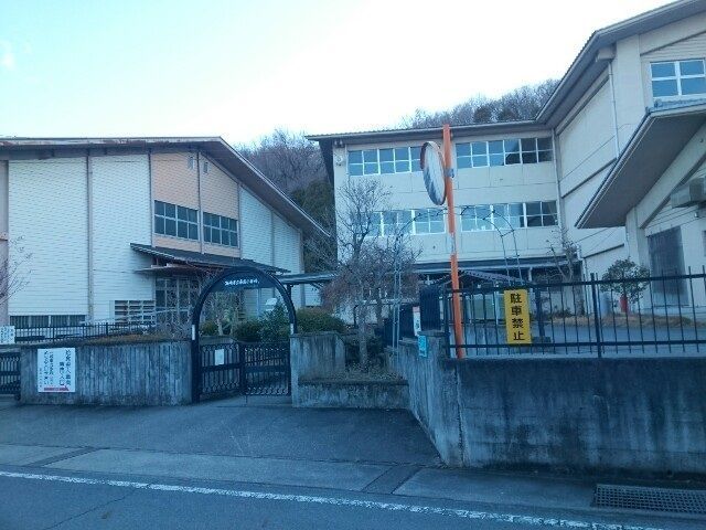 近くの市立鼻高小学校まで1,000m（徒歩13分）