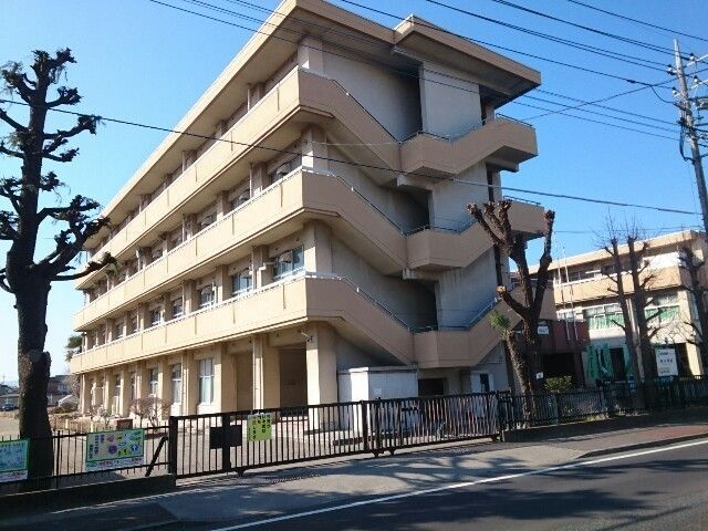 近くの市立西小学校まで950m（徒歩12分）