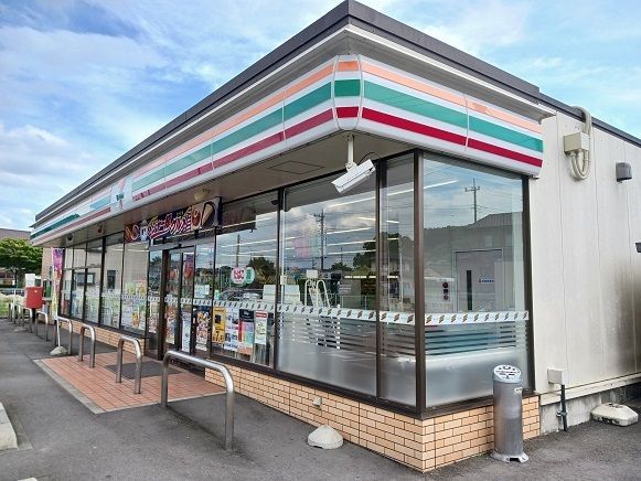 近くのセブンイレブン乗附町店まで300m（徒歩4分）
