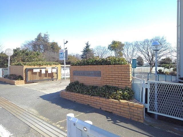近くの市立金古南小学校まで400m（徒歩5分）