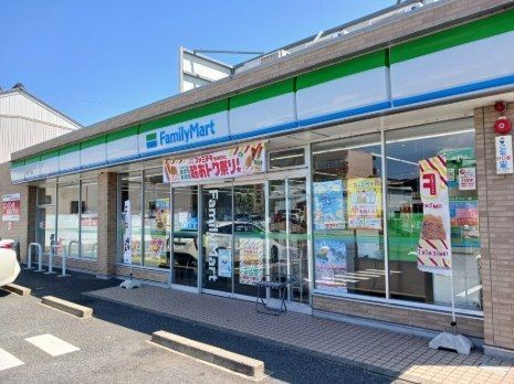 近くのファミリーマートまで300m(徒歩4分)