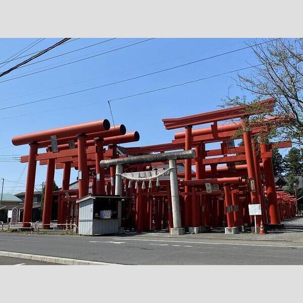 近くに小泉稲荷神社(1,630m)あり