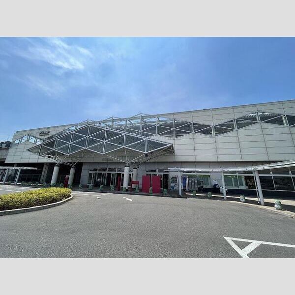 近くに伊勢崎駅(487m)あり