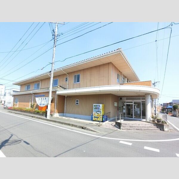 近くに医療法人杏仁会松岡病院(1340m)あり