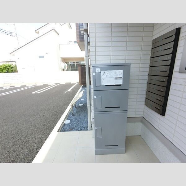 近くに宅配ボックス付いてます。あり