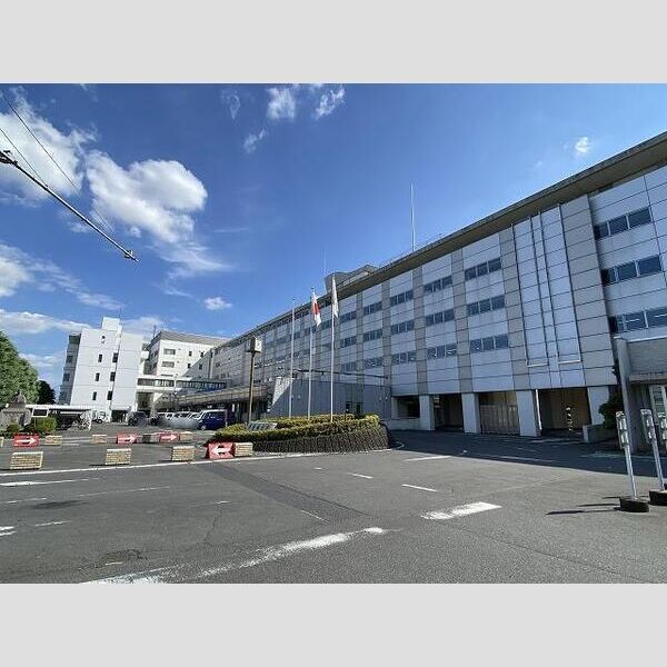 近くに伊勢崎市役所(878m)あり