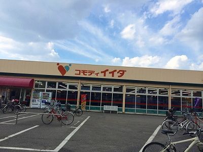 近くに物件から700m、徒歩9分あり
