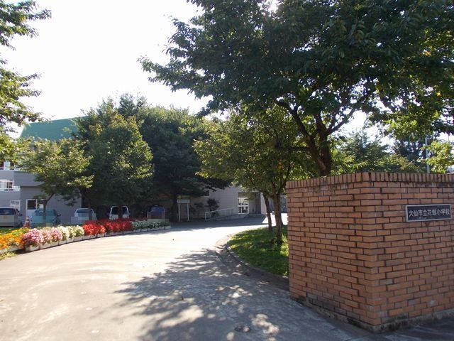 近くの花館小学校まで640m（徒歩8分）