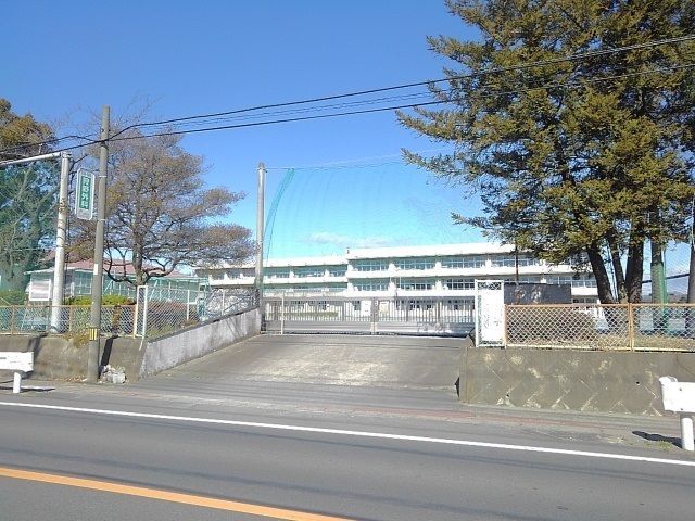 近くの市立堤ヶ岡小学校まで650m(徒歩9分)
