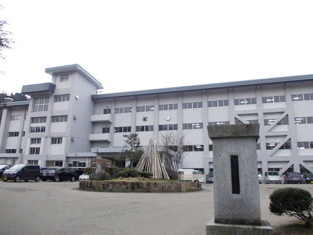 近くの湯沢高校まで1,100m(徒歩14分)