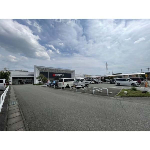 近くに西友伊勢崎茂呂店(1,880m)あり