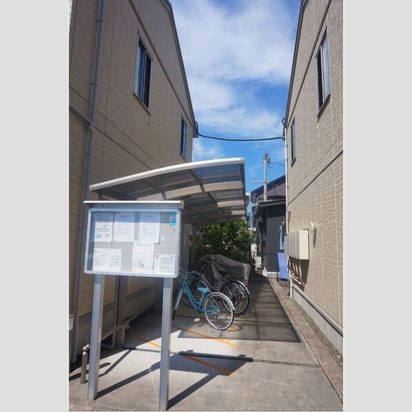 近くに駐輪場　掲示板あり